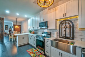 Condo, varias camas, cocina, vista a la montaña | Cocina privada | Refrigerador, microondas, horno y parrilla de estufa