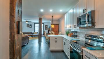 Condo, varias camas, cocina, vista a la montaña | Cocina privada | Refrigerador, microondas, horno y parrilla de estufa