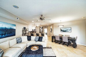 Kondominium, Beberapa Tempat Tidur, balkon, pemandangan pantai (Happy Haven @ Lands End) | Area keluarga | Televisi layar datar 42-inci dengan saluran TV digital dan perapian