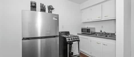 Apartment, 1 Queen Bed, Patio, Garden View | Private kitchen | Fridge, microwave, oven, stovetop
