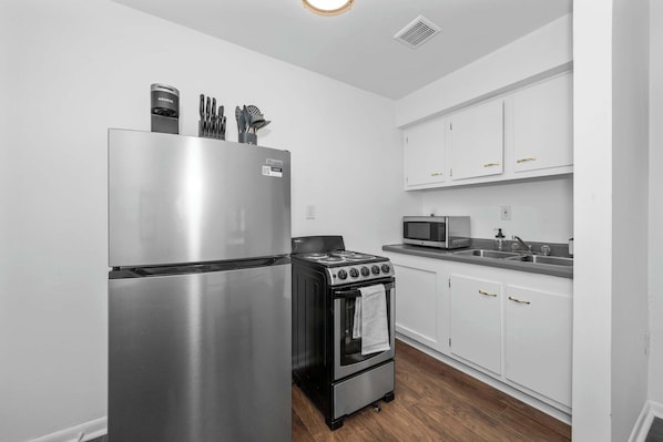 Appartement, 1 queensize bed, patio, uitzicht op tuin | Privékeuken | Een koelkast, een magnetron, een oven, een kookplaat