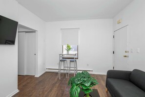 Lejlighed - 1 queensize-seng - terrasse - udsigt til have | Opholdsområde | 42-tommers fladskærms-tv med digitale kanaler