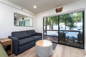 Studio, 1 Tempat Tidur King dengan tempat tidur Sofa, patio, pemandangan gunung (Elmer's Hideout) | Area keluarga | Televisi layar datar 60-inci dengan saluran TV digital dan perapian