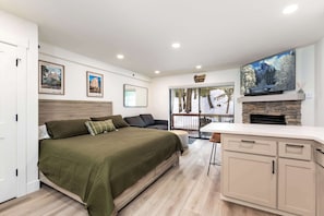 Studio, 1 Tempat Tidur King dengan tempat tidur Sofa, patio, pemandangan gunung (Elmer's Hideout) | 1 kamar tidur dan didekorasi berbeda-beda