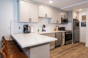 開放式客房, 1 張特大雙人床及 1 張梳化床, 露台, 山景 (Elmer's Hideout) | 私人廚房 | 雪櫃、微波爐、焗爐、爐具