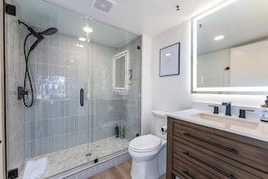 Studio, 1 Tempat Tidur King dengan tempat tidur Sofa, patio, pemandangan gunung (Elmer's Hideout) | Kamar mandi | Shower, pengering rambut, dan handuk