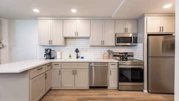 Studio, 1 Tempat Tidur King dengan tempat tidur Sofa, patio, pemandangan gunung (Elmer's Hideout) | Dapur pribadi | Lemari es, microwave, oven, dan kompor