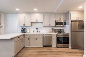 開放式客房, 1 張特大雙人床及 1 張梳化床, 露台, 山景 (Elmer's Hideout) | 私人廚房 | 雪櫃、微波爐、焗爐、爐具