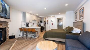 Studio, 1 Tempat Tidur King dengan tempat tidur Sofa, patio, pemandangan gunung (Elmer's Hideout) | 1 kamar tidur dan didekorasi berbeda-beda