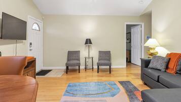 Casa, varias camas, acceso a la alberca, vista al jardín | Área de sala de estar | Televisión y estación para reproductor de MP3