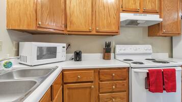 Casa, varias camas, acceso a la alberca, vista al jardín | Cocina privada | Refrigerador, microondas, horno y parrilla de estufa