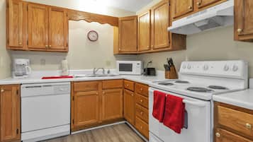 House, Multiple Beds, Pool Access, Garden View | Private kitchen | Fridge, microwave, oven, stovetop