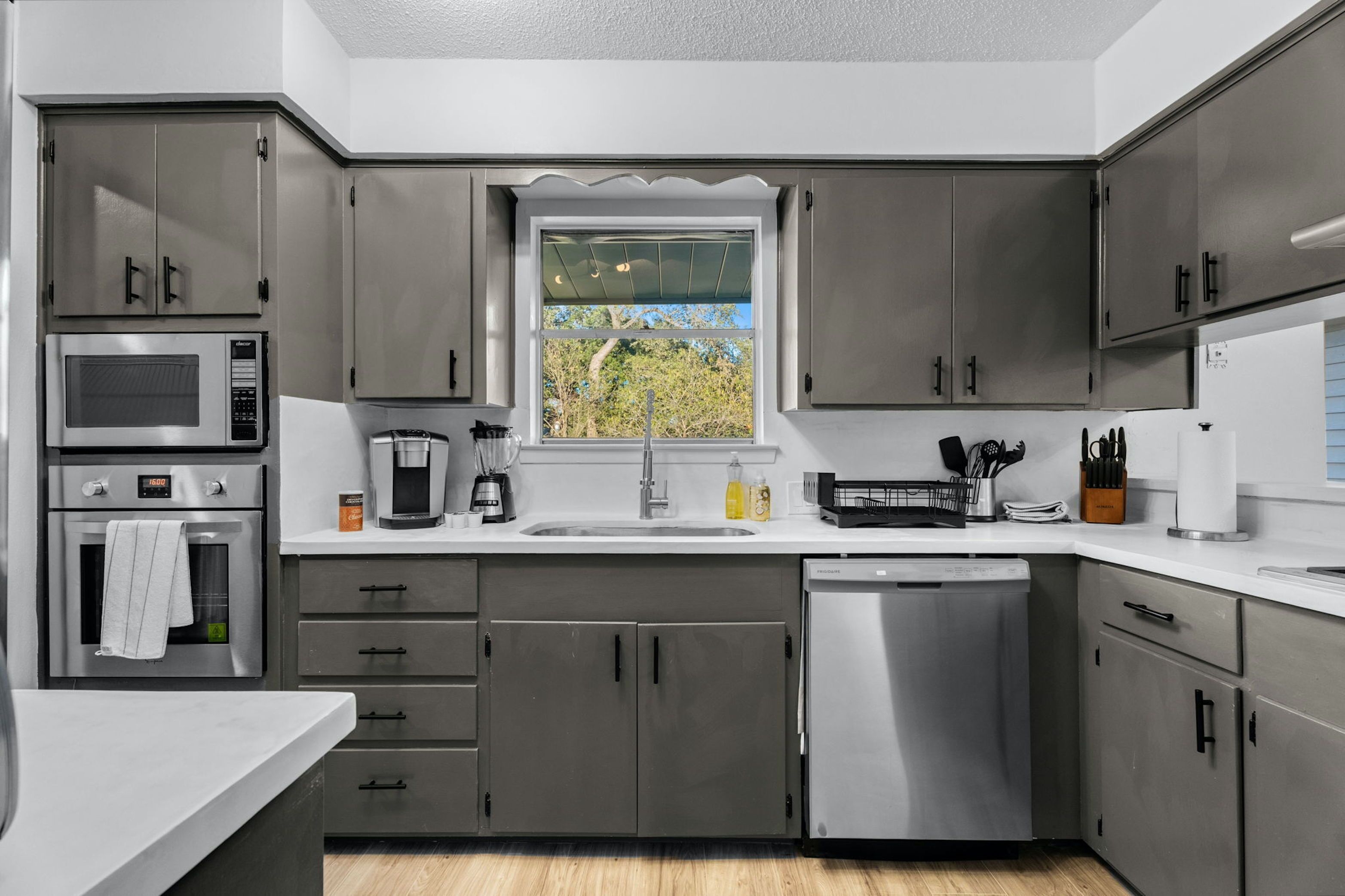 Talo, useita sänkyjä, patio, näköala puutarhaan (Zilker House) | Yksityinen keittiö | Jääkaappi, mikroaaltouuni, uuni, liesi