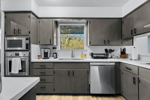 บ้านพัก, หลายเตียง, ลานระเบียง, วิวสวน (Zilker House) | ครัวส่วนตัว | ตู้เย็น, ไมโครเวฟ, เตาอบ, เตาประกอบอาหาร