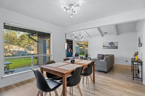 Ferienhaus, Mehrere Betten, Terrasse, Gartenblick (Zilker House) | Essbereich im Zimmer