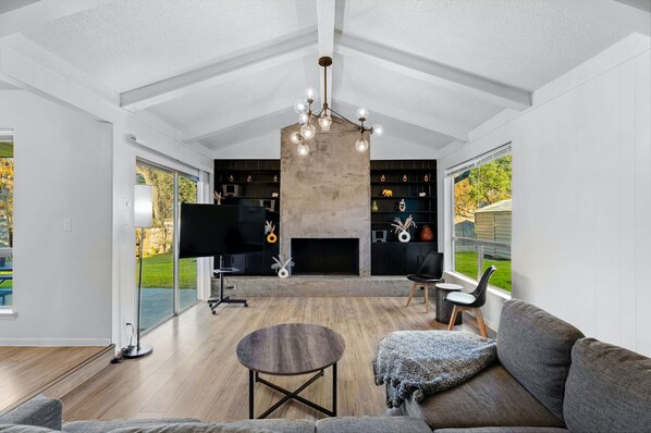 บ้านพัก, หลายเตียง, ลานระเบียง, วิวสวน (Zilker House) | บริเวณนั่งเล่น | ทีวีจอแบน 50 นิ้ว พร้อมช่องดิจิตอล