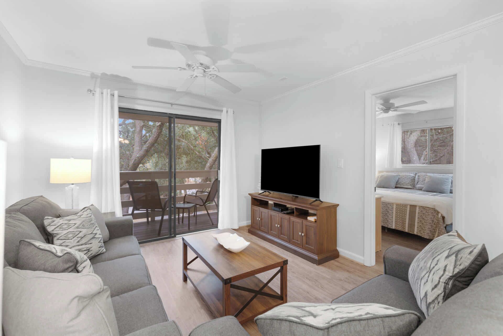 Condo, varias camas, balcón, vista al jardín (Hilton Head Hangout) | Área de sala de estar | Televisión de pantalla plana de 42 pulgadas con canales digitales 