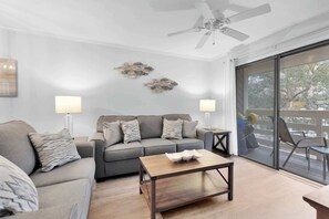 コンドミニアム ベッド (複数台) バルコニー ガーデンビュー (Hilton Head Hangout) | リビング エリア | 42 インチの薄型テレビ (デジタル放送視聴可)