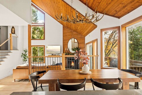 The Fancy Fox Stunning 4 BR Retreat, Min to Lake