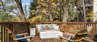 The Fancy Fox Stunning 4 BR Retreat, Min to Lake