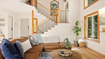 Rumah, Beberapa Tempat Tidur, balkon, pemandangan gunung (The Fancy Fox) | Area keluarga | Televisi layar datar 42-inci dengan saluran TV digital dan perapian