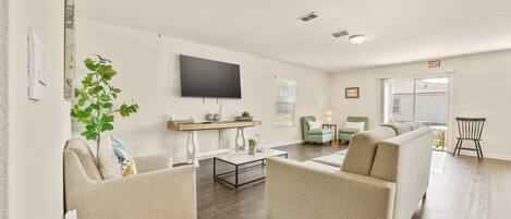 Huis, Meerdere bedden, terras, uitzicht op tuin (The Robin's Nest) | Woonruimte | Een 42-inch flatscreentelevisie met digitale zenders