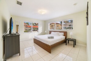 House, Multiple Beds, Pool Access, Pool View (Unique Luxurious House) | 4 bedrooms, individually decorated, individually furnished, free WiFi - Unique Luxurious House Bright and Airy 4 BDR (Hollywood)