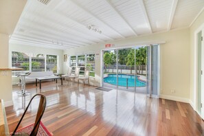 View from room - Unique Luxurious House Bright and Airy 4 BDR (Hollywood)