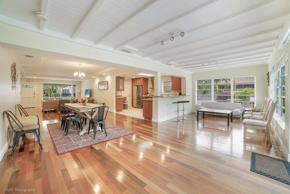 Interior - Unique Luxurious House Bright and Airy 4 BDR (Hollywood)