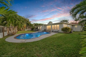 Outdoor pool - Unique Luxurious House Bright and Airy 4 BDR (Hollywood)