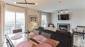 Appart'hôtel, plusieurs lits, balcon, vue fleuve | Restauration dans la chambre
