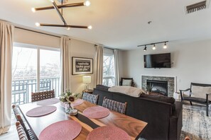 コンドミニアム ベッド (複数台) バルコニー リバービュー | 客室内のダイニングエリア