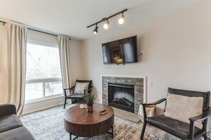 コンドミニアム ベッド (複数台) バルコニー リバービュー | リビング エリア | テレビ、暖炉