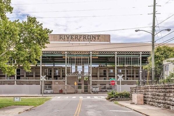 Um edifício com uma placa que diz 'Riverfront Condominiums'.