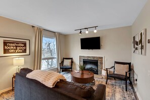 Apartment, Mehrere Betten, Balkon, Flussblick | Wohnbereich