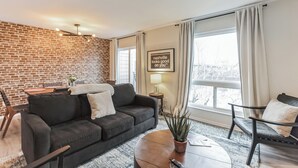 Appart'hôtel, plusieurs lits, balcon, vue fleuve | Coin séjour