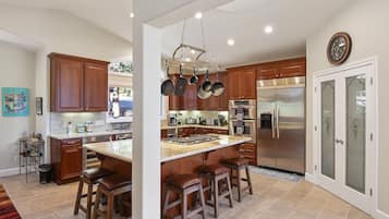 House, Multiple Beds, Hot Tub | Private kitchen | Fridge, microwave, oven, stovetop
