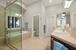 Maison, plusieurs lits, bain à remous | Salle de bain