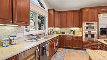 House, Multiple Beds, Hot Tub | Private kitchen | Fridge, microwave, oven, stovetop