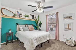 Condo, Multiple Beds, Balcony, Mountain View (Marilyn’s Modern Hideaway)