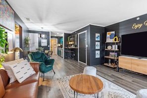 Appartement, Meerdere bedden, balkon, uitzicht op bergen (Marilyn’s Modern Hideaway) | Interieur