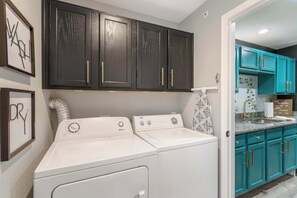 Condo, Multiple Beds, Balcony, Mountain View (Marilyn’s Modern Hideaway) | Interior