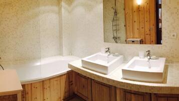 Douche, sĂšche-cheveux, serviettes fournies, savon