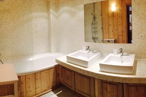 Douche, sèche-cheveux, serviettes fournies, savon