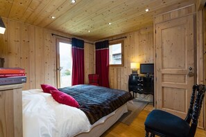 5 chambres, bureau, fer et planche à repasser, lit parapluie