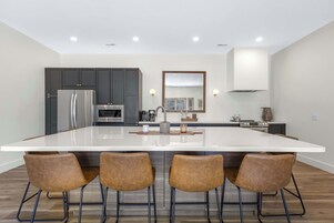 Casa, varias camas, cocina (Big Bear Bungalow) | Cocina privada | Frigorífico, microondas, horno y placa de cocina