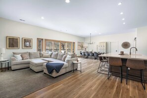 獨棟房屋, 多張床, 廚房 (Big Bear Bungalow) | 起居區 | 65-吋平面電視，提供數位頻道