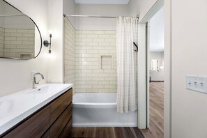 Ferienhaus, Mehrere Betten, Küche (Big Bear Bungalow) | Badezimmer | Designer-Toilettenartikel, Handtücher, Toilettenpapier