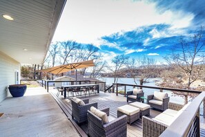 ハウス ベッド (複数台) キッチン (Big Bear Bungalow) | 屋外ダイニングエリア