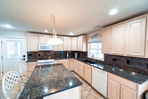 Casa, várias camas, varanda | Cozinha privada | Geladeira, micro-ondas, fogão, cooktop